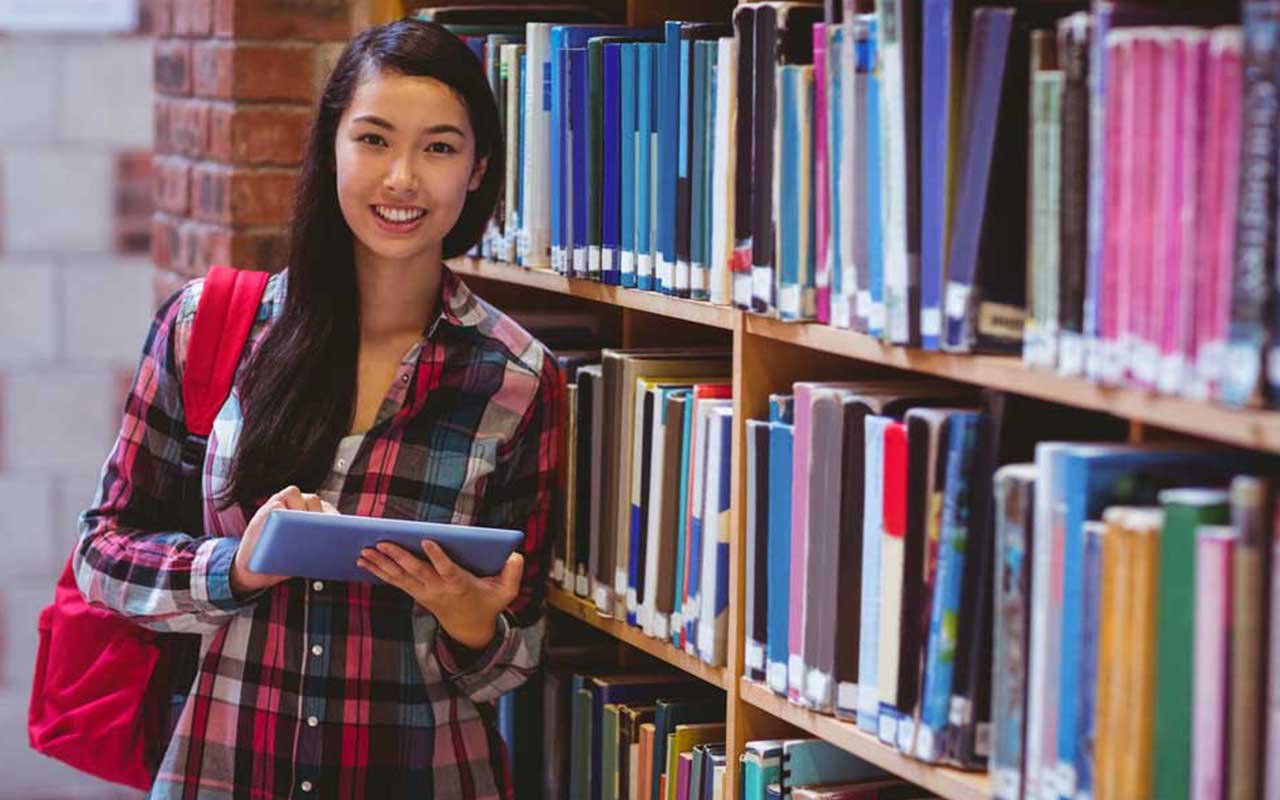 student learning business idioms in a library